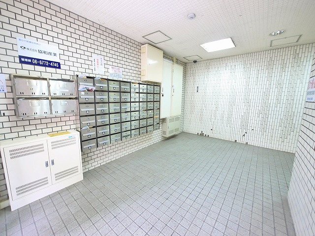 サンプラザ南京終のその他共用部分|ゆったりとしたエントランスです。