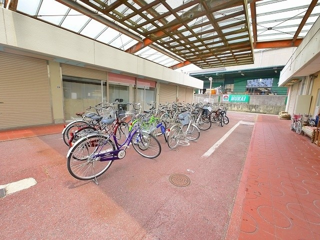 サンプラザ南京終のその他共用部分|広々とした駐輪場です。