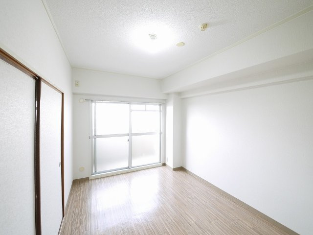 サンプラザ南京終の居間・リビング|使いやすい居間です