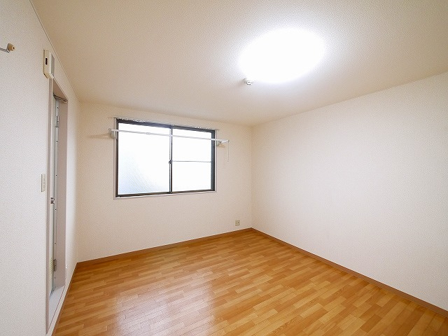 コーポ諏訪柳町の洋室|広くて明るいお部屋です