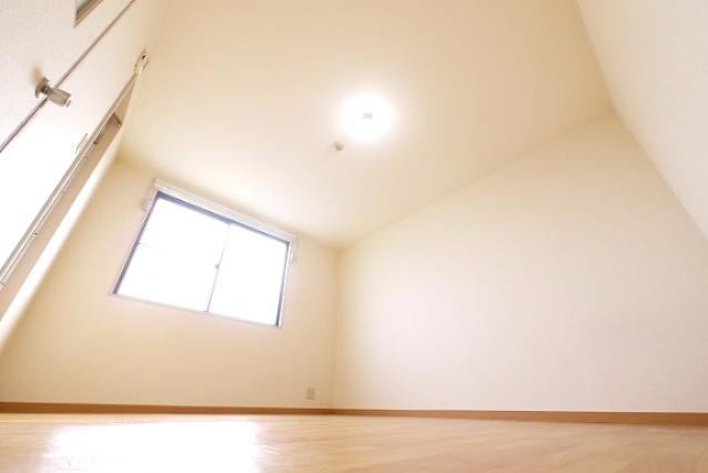 コーポ諏訪柳町の洋室|使い勝手のいい洋室です