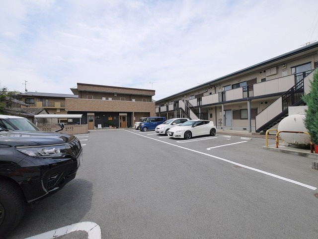 サンコートB棟の駐車場|カースペースがあります