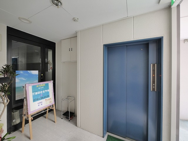 艸香駅前ビルのエントランス