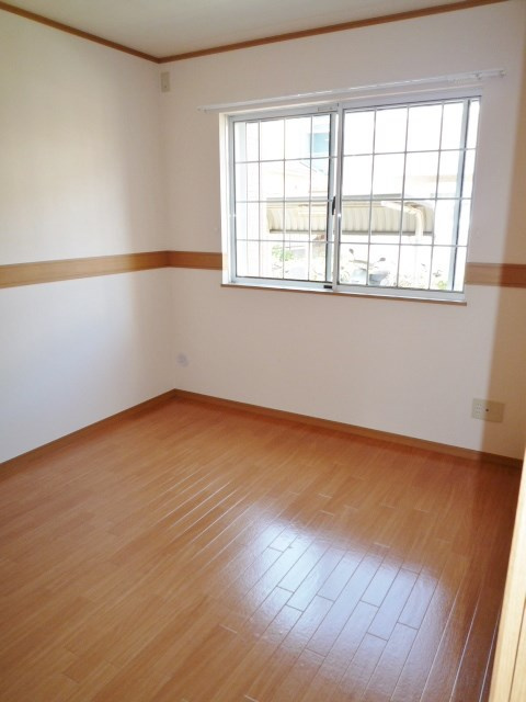 アジュールＡの寝室|広くて明るい寝室