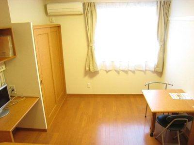 【居間・リビング】 | ビリーブロード | フローリングのお部屋です。カーテン・テーブル・椅子が付きます