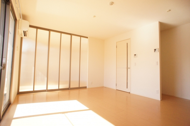 メゾンブロンシュの居間・リビング|★可動間仕切りでスペース確保