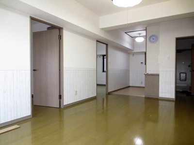 【居間・リビング】 | レジデンスコスモスⅡ | 丁度真ん中にありますので家族の憩いの場です。別部屋　現況優先