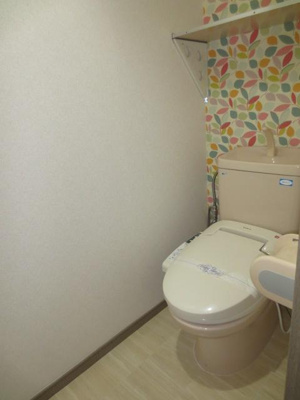 【トイレ】 | レジデンスコスモスⅡ | 後ろの壁紙がオシャレです。別部屋　現況優先