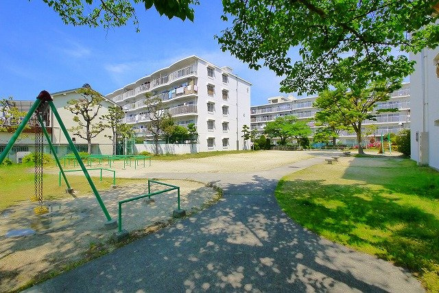 奈良ハイツⅣのその他共用部分|素敵な公園スペースもあります。