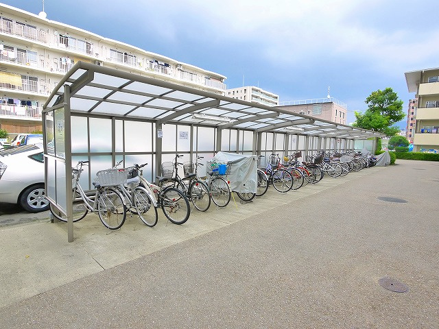 奈良ハイツⅣのその他共用部分|ゆったりとした駐輪スペース。