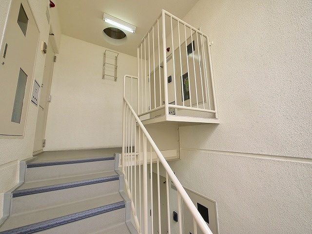 奈良ハイツⅣのその他共用部分|ゆったりとした玄関スペースです。