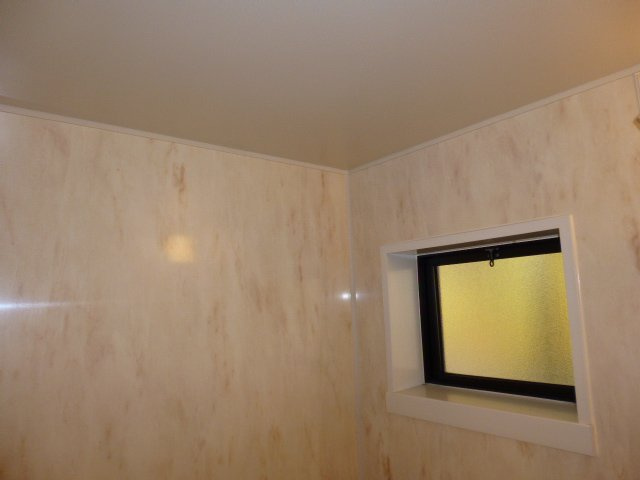 メゾンエトワールの浴室|窓