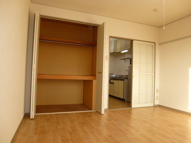 メゾンエトワールの居間・リビング|洋室