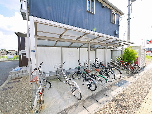 ウィルコート四条のその他共用部分|屋根付きの駐輪場はスペースにも余裕あり