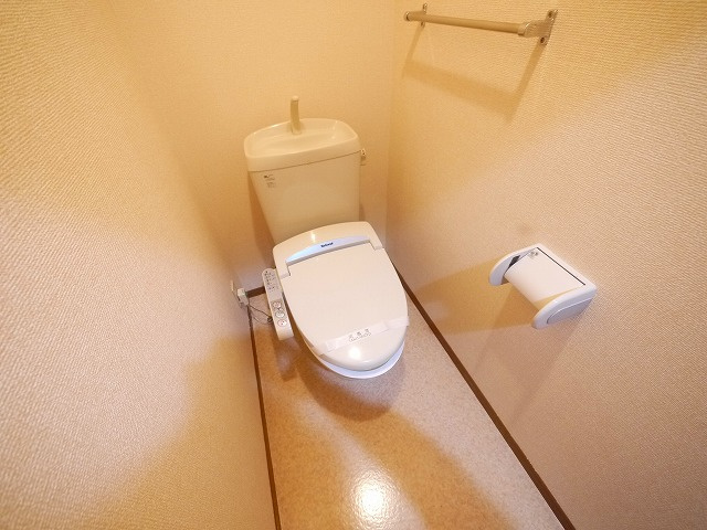 リビングタウン相楽　Ｂ棟のトイレ|シンプルで使いやすいトイレです
