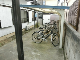 【その他共用部分】 | 屋根付きの駐輪スペース。