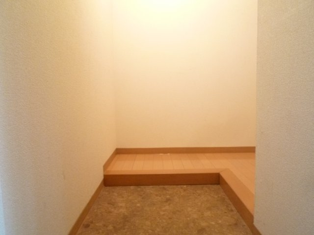 絢野ビルの玄関