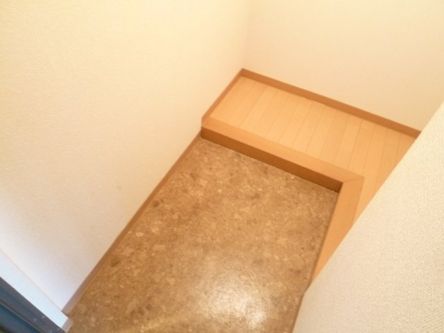絢野ビルの玄関