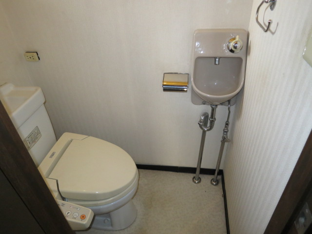 西東京市谷戸町１丁目の一戸建てのトイレ