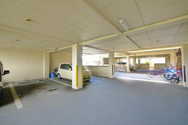 エセール奈良の駐車場|駐車場があるので、車を買う予定の方も安心です