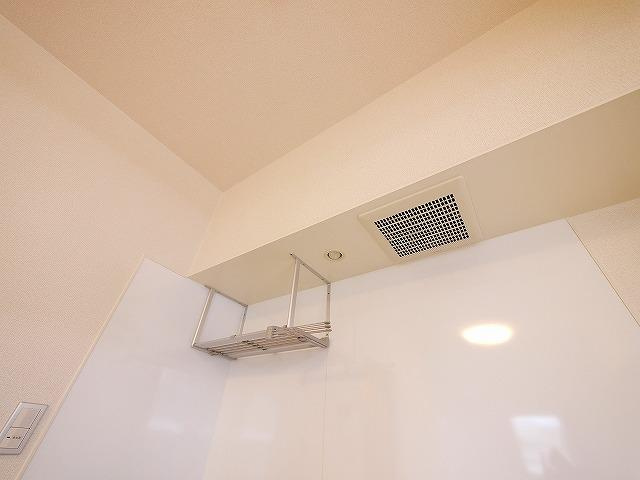 フラッツ小西のキッチン|上部に収納もあるキッチンです