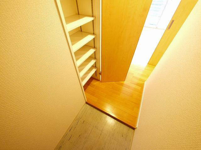 フラッツ小西の玄関|収納もある玄関です