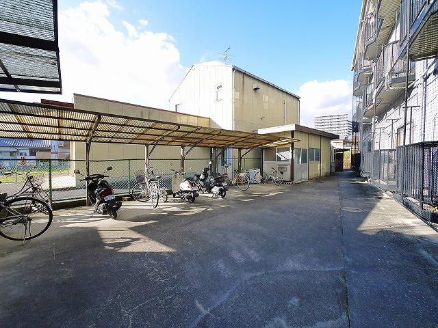 レジデンス天理のその他共用部分|広い駐輪場は屋根付きで便利ですね