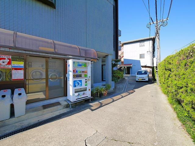レジデンス天理のエントランス|自動販売機があり便利です