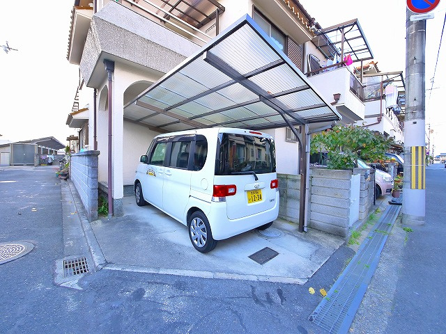 西川邸貸家の駐車場