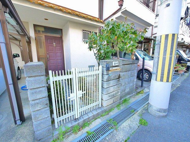 西川邸貸家のエントランス