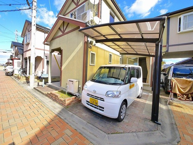 大江町戸建の駐車場