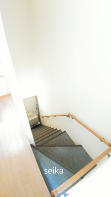 【設備】 | スターダスト | ２階のお部屋：玄関からの階段です。