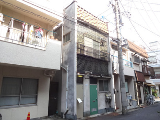 【外観】 | 岡田荘　日暮里駅から徒歩７分・三河島駅から徒歩９分。２階建ての木造アパート。閑静な住宅街で静かな環境。約８０ｍで日暮里繊維街通りに出ます。