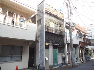 【外観】 | 岡田荘 | 岡田荘　日暮里駅から徒歩７分・三河島駅から徒歩９分。２階建ての木造アパート。閑静な住宅街で静かな環境。約８０ｍで日暮里繊維街通りに出ます。