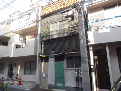 【外観】 | 岡田荘 | 岡田荘　日暮里駅から徒歩７分・三河島駅から徒歩９分。２階建ての木造アパート。閑静な住宅街で静かな環境。約８０ｍで日暮里繊維街通りに出ます。