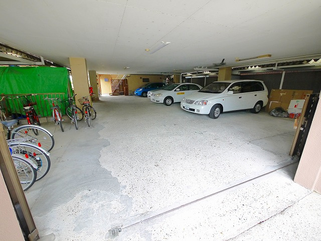 コーポシャロームの駐車場