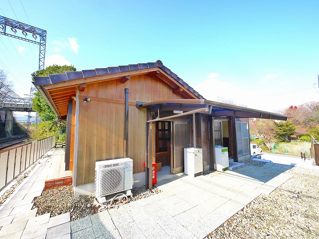 あやめ池北住居付き事務所・倉庫の外観