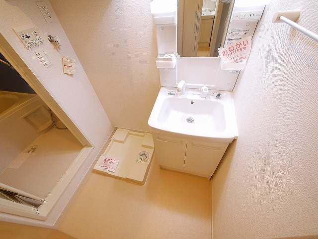 ファミールⅡの洗面所|ゆったりとスペースのある洗面所