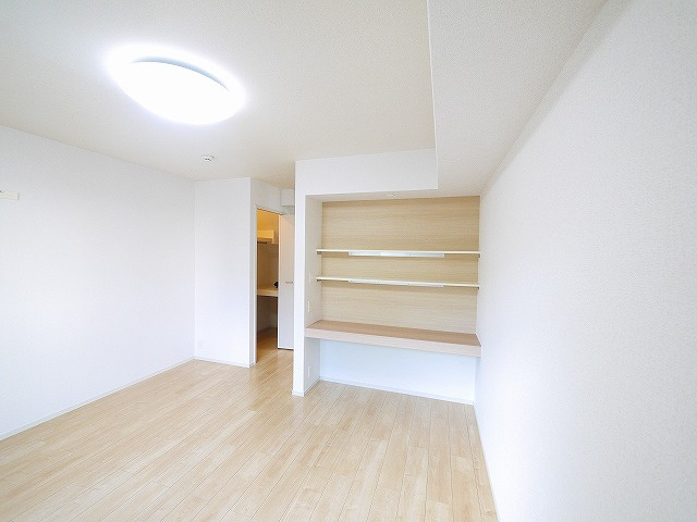 ファミールⅡの居間・リビング|広々とした洋室です