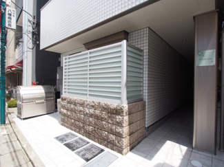【エントランス】 | 商店街から小道に入ってすぐ。駅近は本当に便利！