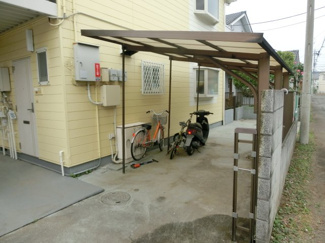 【周辺】 | 屋根付き駐輪場。