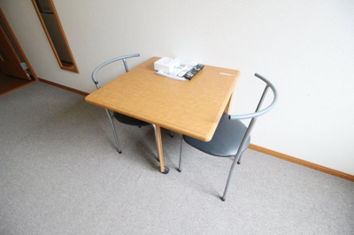 【内装】 | バウムフェルド | 折り畳み机と椅子2脚付き