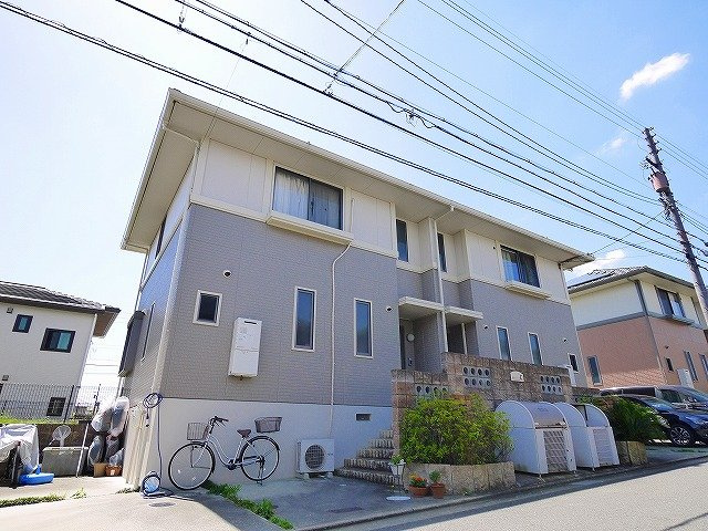 精華台メゾネットCの外観|外観もキレイなテラスハウスタイプです