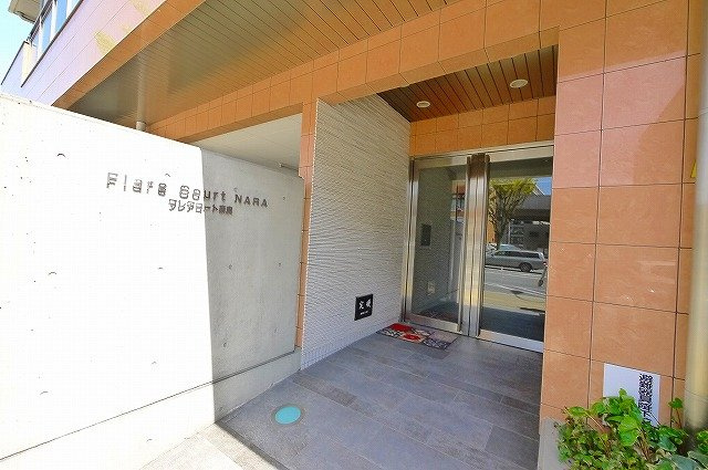 フレアコート奈良のエントランス