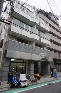 【外観】 | ちょっと変わったバルコニーが目を引く外観