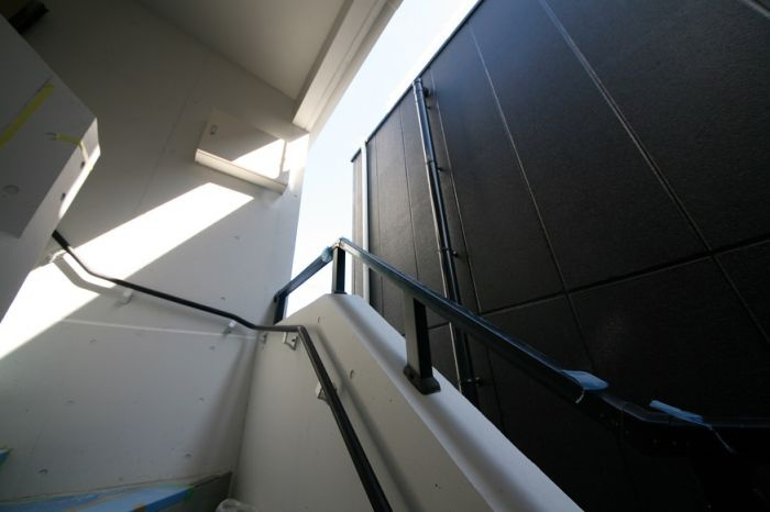 グランリーフ白金のその他共用部分|グランリーフ白金（1LDK）　階段には手すり