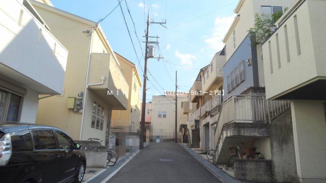 箕面市稲５丁目　中古戸建の前面道路含む現地写真|近隣は同じ年代に建築された戸建住宅が並んでいます。