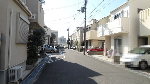 箕面市稲５丁目　中古戸建の前面道路含む現地写真