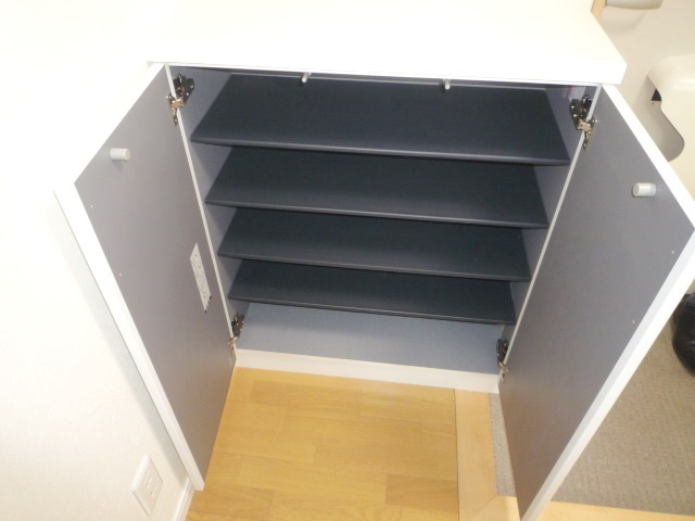 ハイツ・レイの玄関|シューズボックス