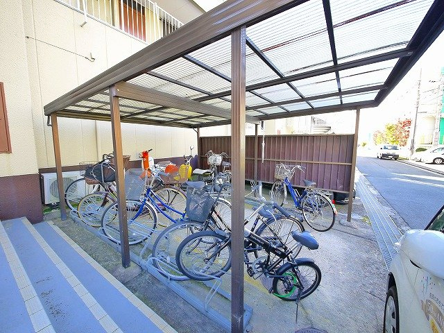 春日ハイツ（大安寺）のその他共用部分|ゆったりとした駐輪スペース